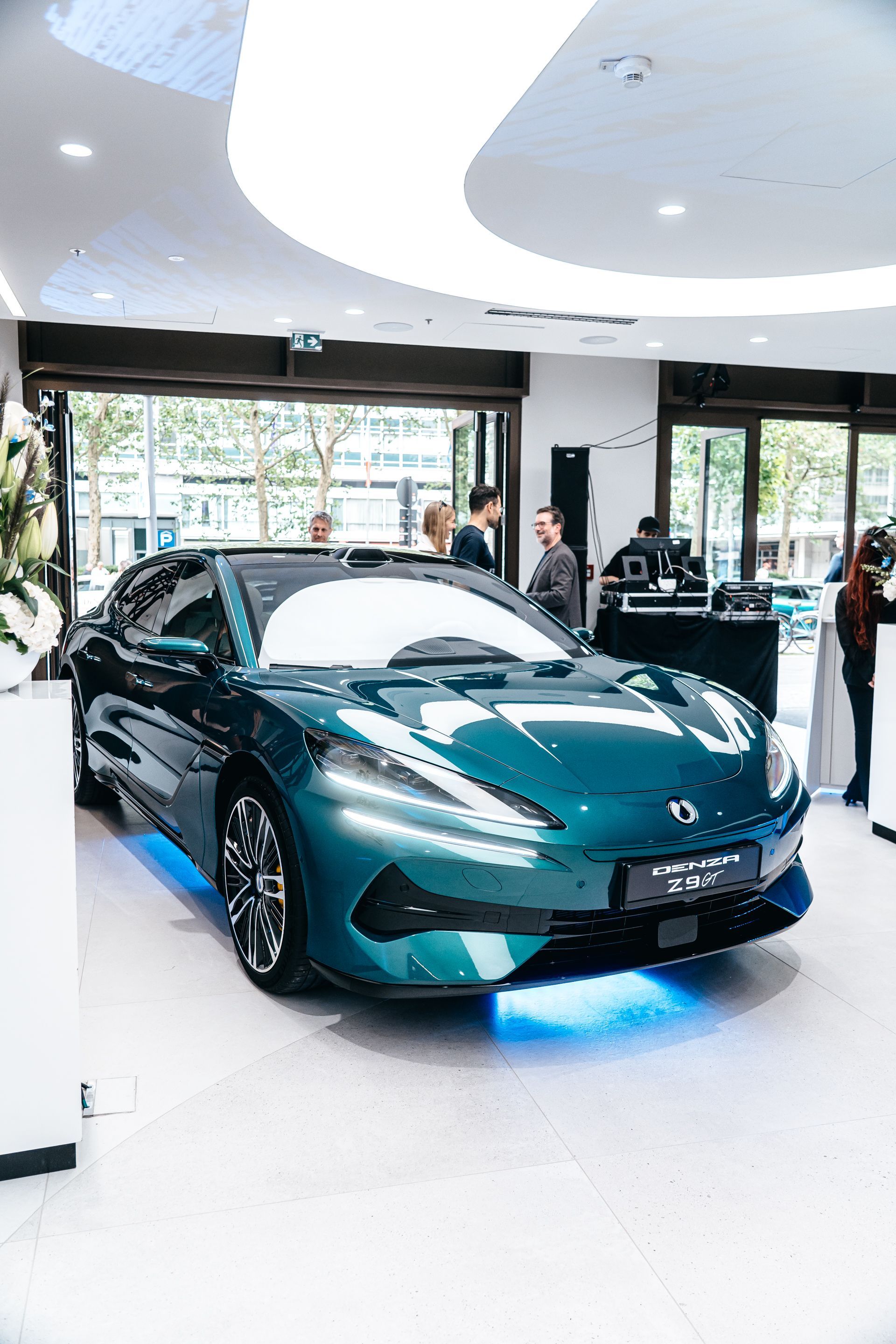 Auto-Party am Rudolfplatz: Der neue Denza Z9 GT wurde im neuen Shop am Habsburgerring vorgestellt.