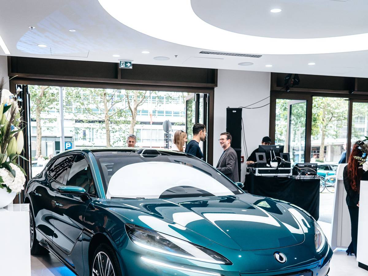Auto-Party am Rudolfplatz: Der neue Denza Z9 GT wurde im neuen Shop am Habsburgerring vorgestellt.