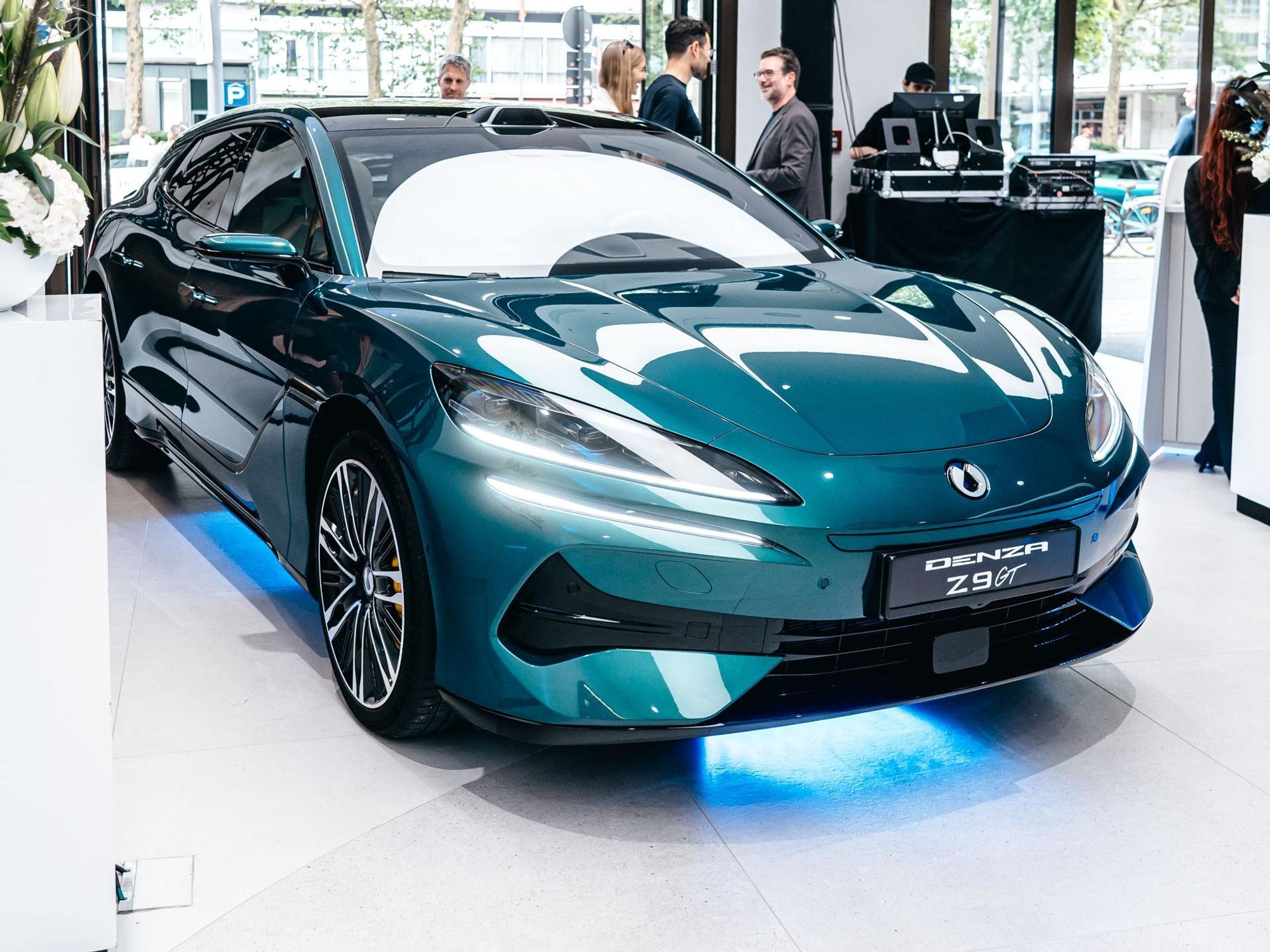 Auto-Party am Rudolfplatz: Der neue Denza Z9 GT wurde im neuen Shop am Habsburgerring vorgestellt.