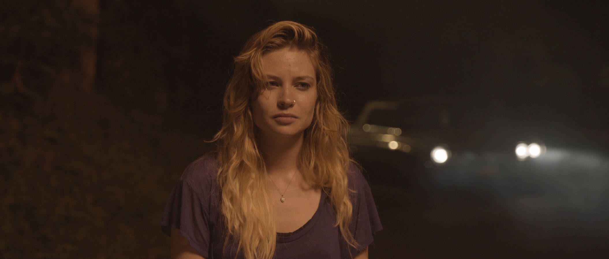 Daveigh Chase und Autoscheinwerfer in der Nacht