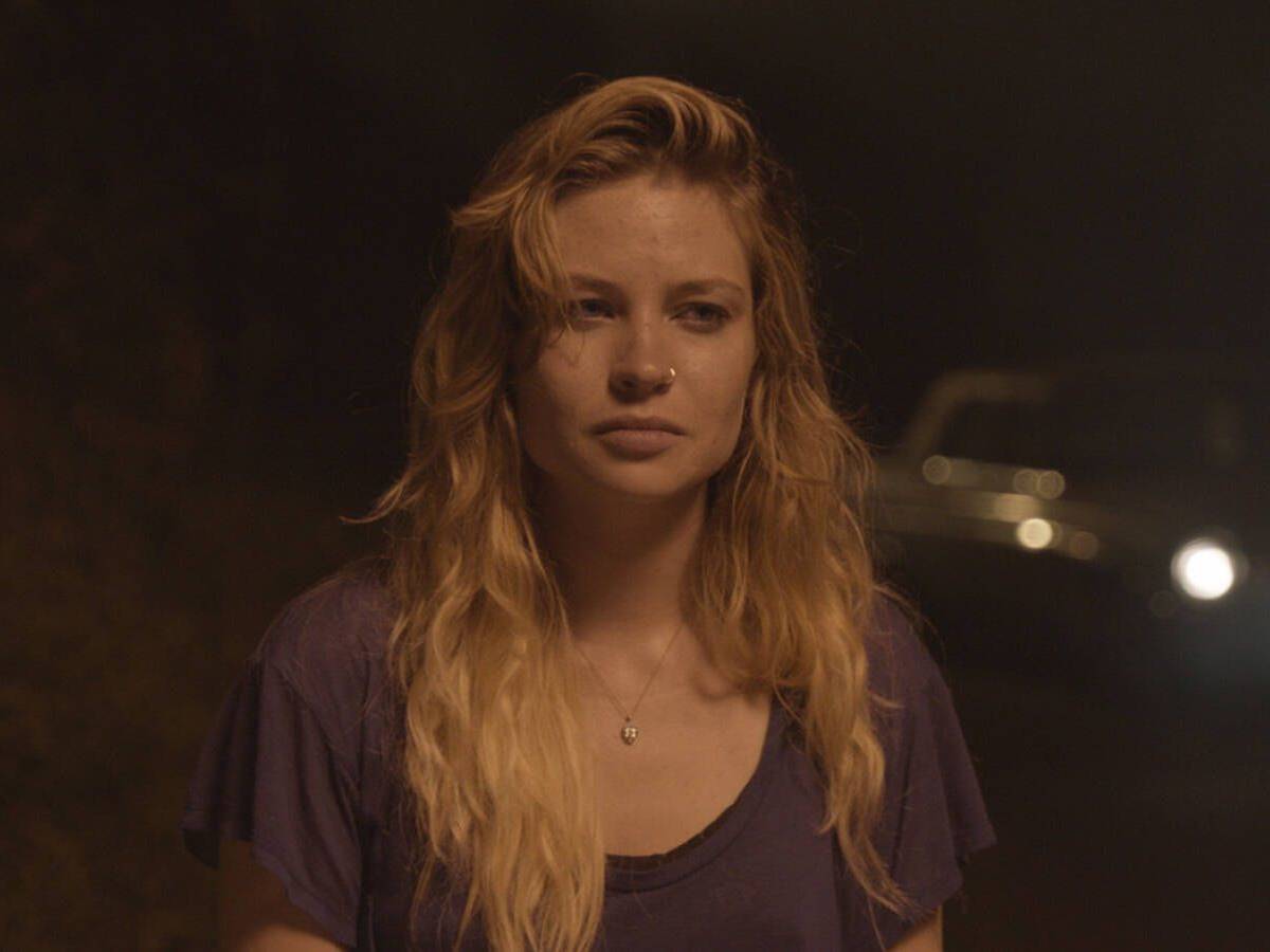 Daveigh Chase und Autoscheinwerfer in der Nacht