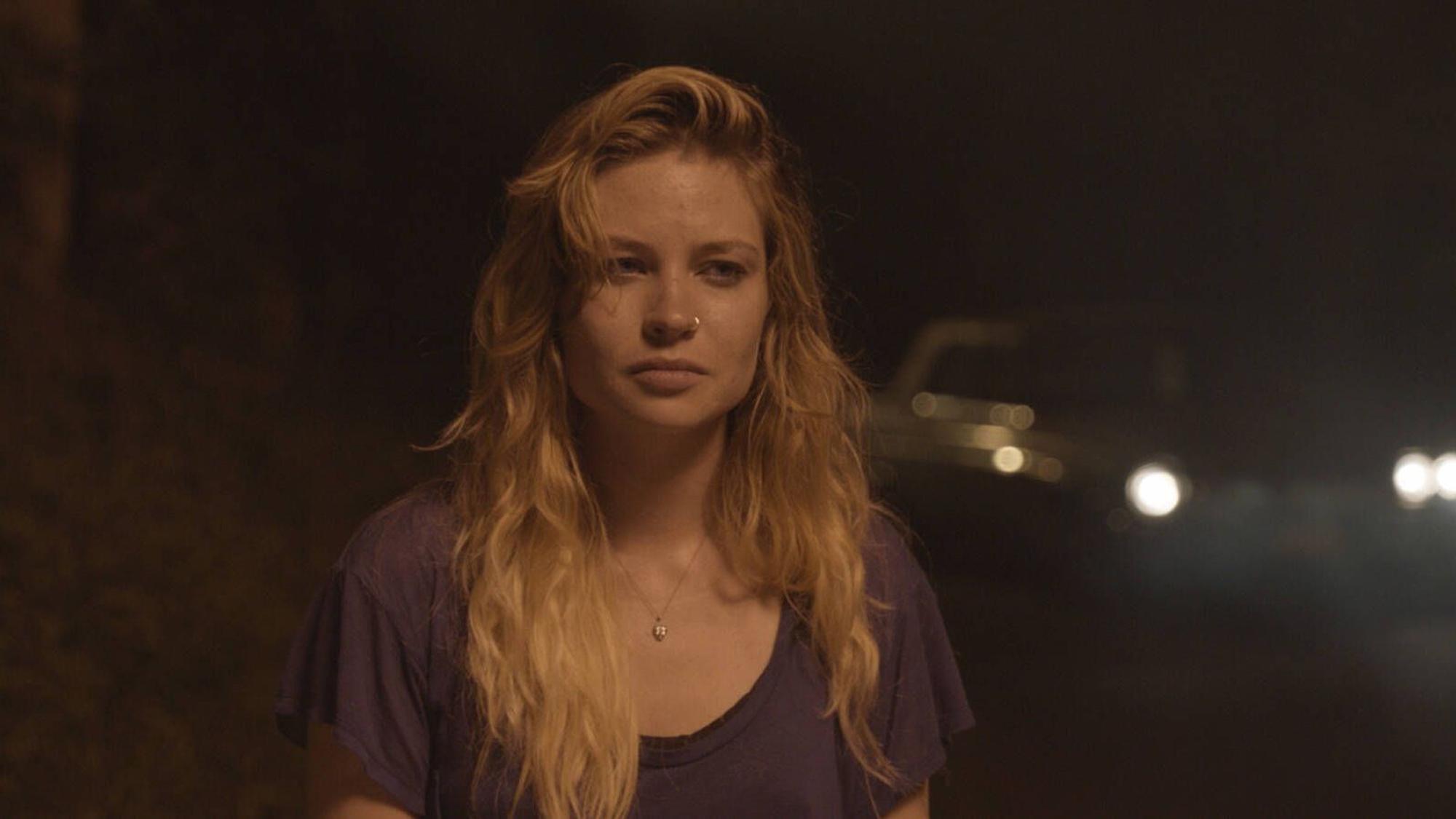 Daveigh Chase und Autoscheinwerfer in der Nacht