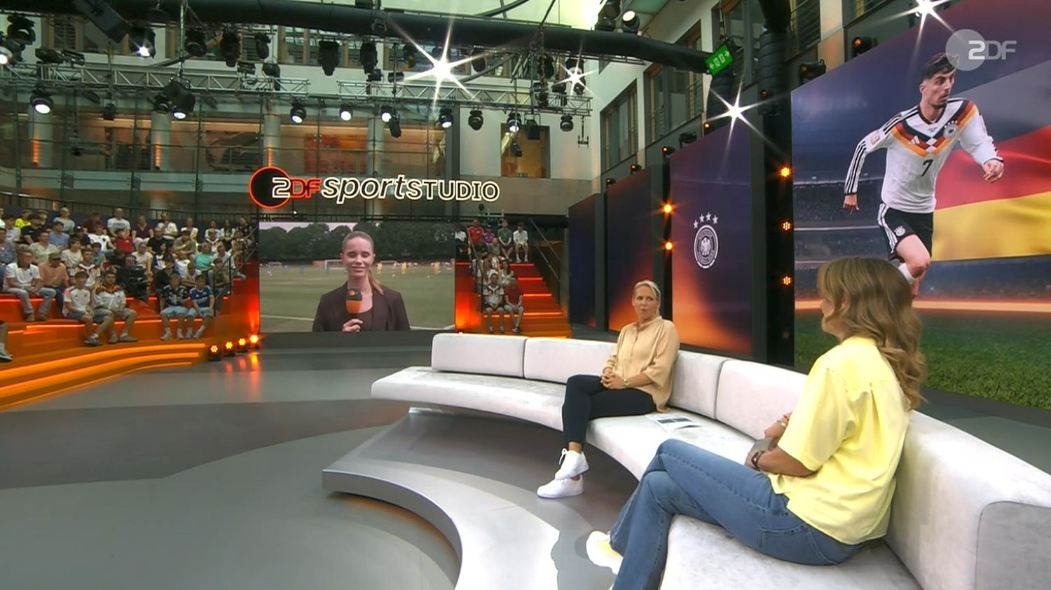 Kathrin Müller-Hohenstein und Fritzy Kromp im ZDF-WM-Studio auf der Couch.