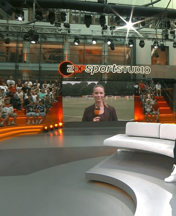 Kathrin Müller-Hohenstein und Fritzy Kromp im ZDF-WM-Studio auf der Couch.