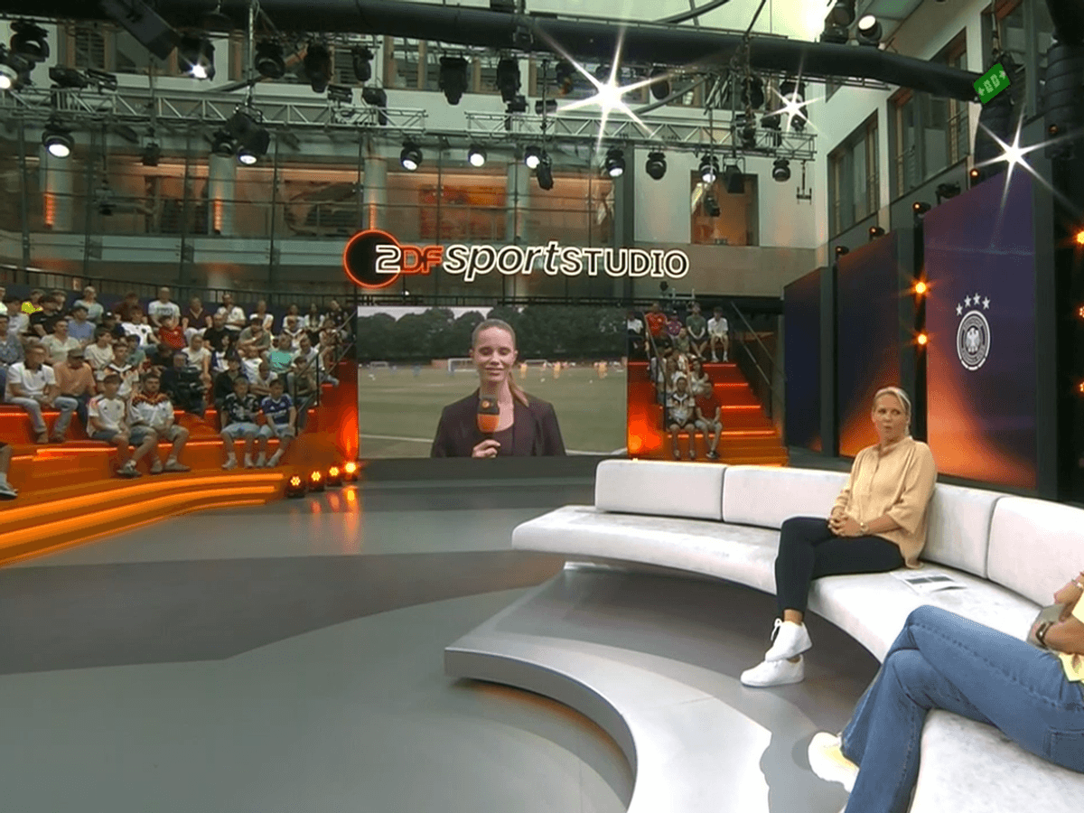 Kathrin Müller-Hohenstein und Fritzy Kromp im ZDF-WM-Studio auf der Couch.