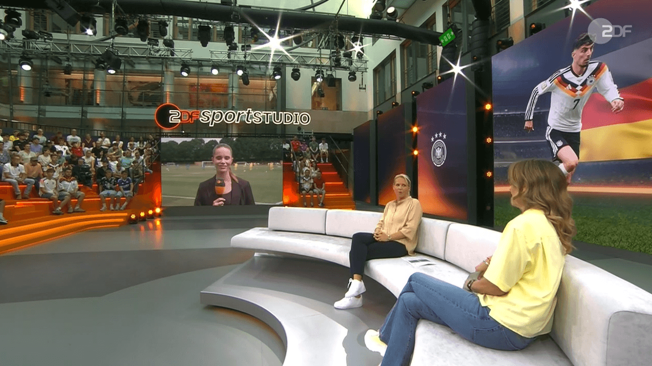Kathrin Müller-Hohenstein und Fritzy Kromp im ZDF-WM-Studio auf der Couch.