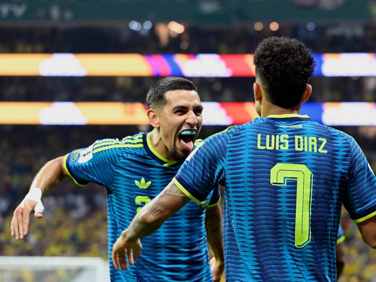Luis Díaz und Daniel Munoz bejubeln ein Tor.