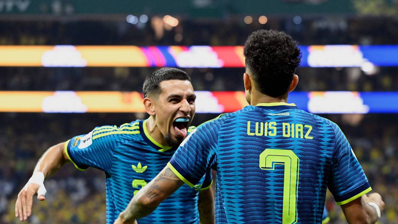 Luis Díaz und Daniel Munoz bejubeln ein Tor.