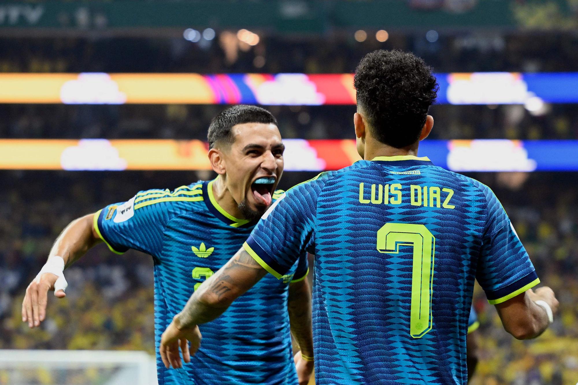 Luis Díaz und Daniel Munoz bejubeln ein Tor.