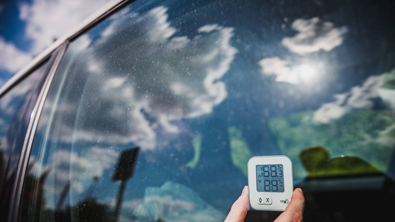 Ein kleines Mädchen wurde von der Mutter im Auto vergessen und starb. Ob hohe Temperaturen die Todesursache waren, muss nun die Obduktion klären. (Symbolfoto)