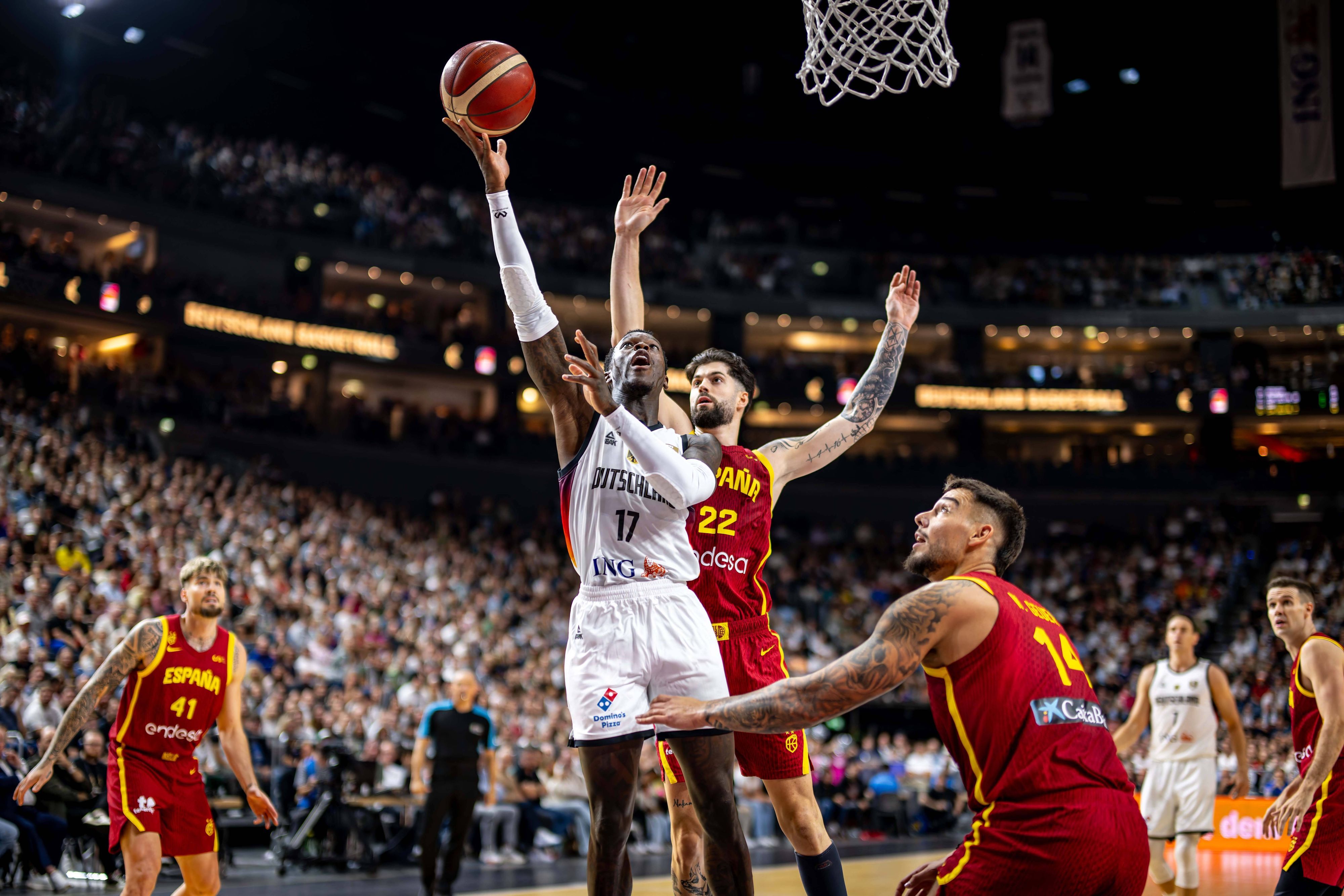 Dennis Schröder mit Korbleger in der Lanxess-Arena.