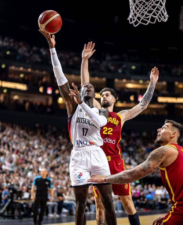 Dennis Schröder mit Korbleger in der Lanxess-Arena.