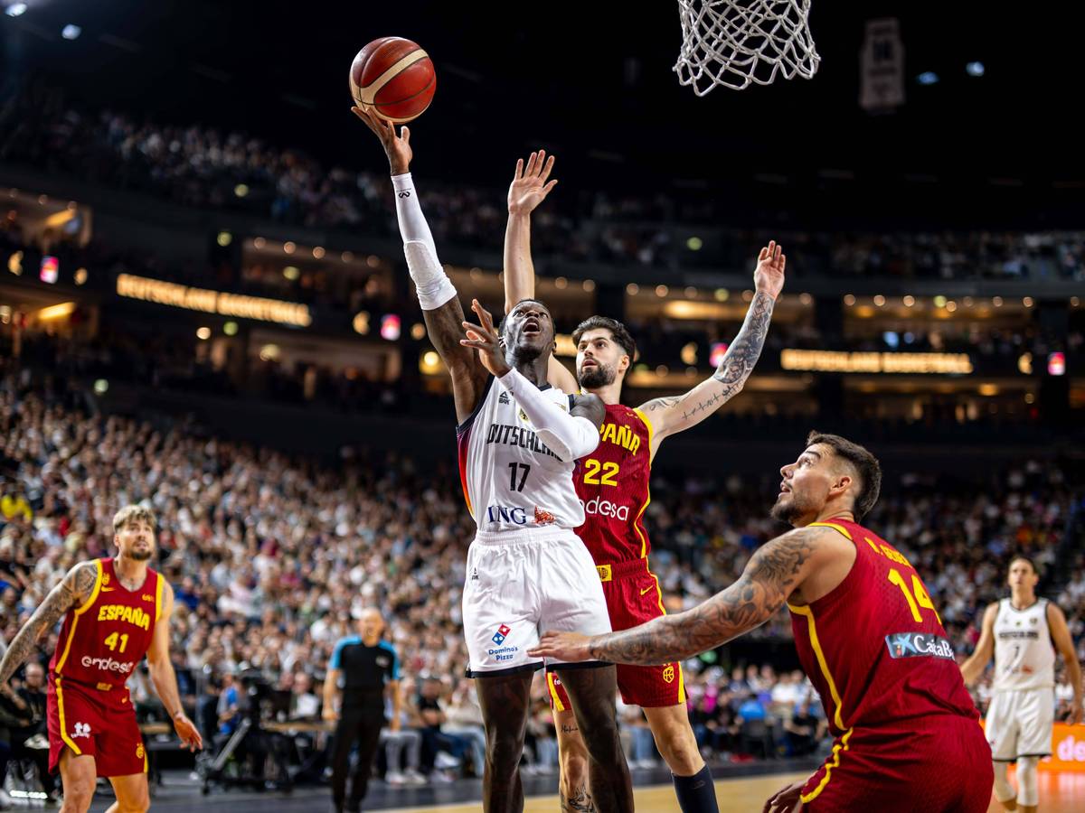 Dennis Schröder mit Korbleger in der Lanxess-Arena.