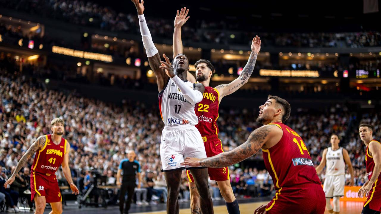 Dennis Schröder mit Korbleger in der Lanxess-Arena.