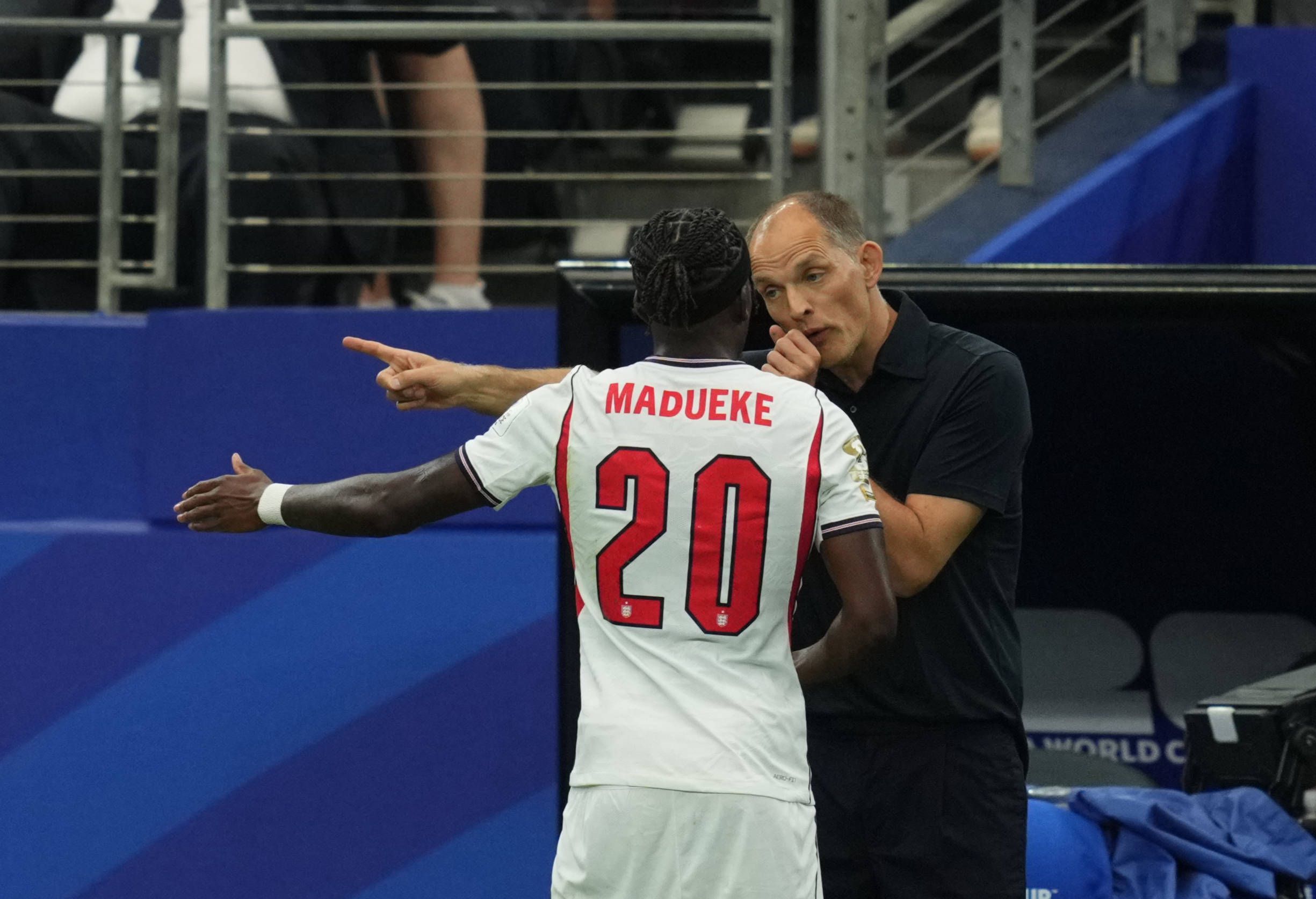 Noni Madueke im Gespräch mit Thomas Tuchel.