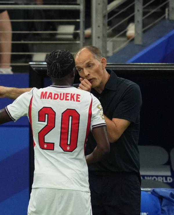 Noni Madueke im Gespräch mit Thomas Tuchel.