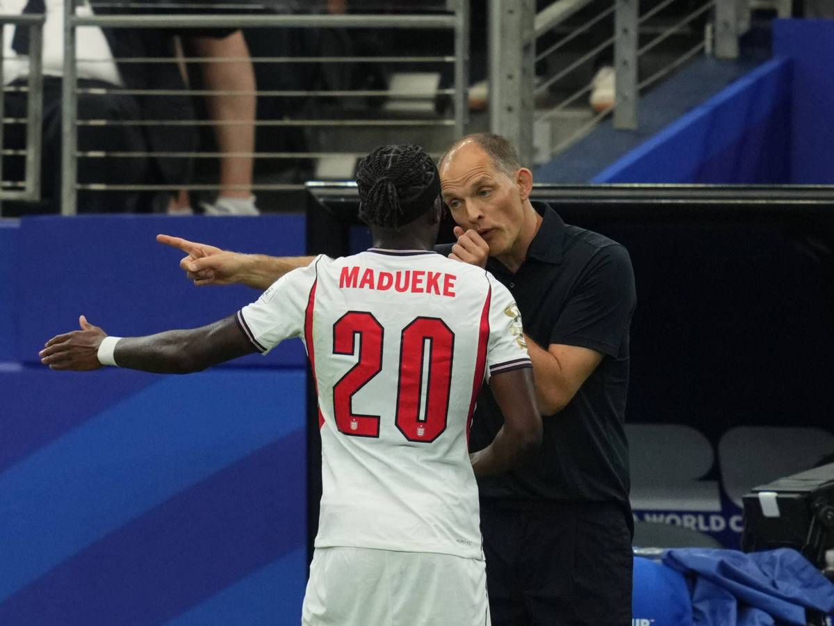 Noni Madueke im Gespräch mit Thomas Tuchel.