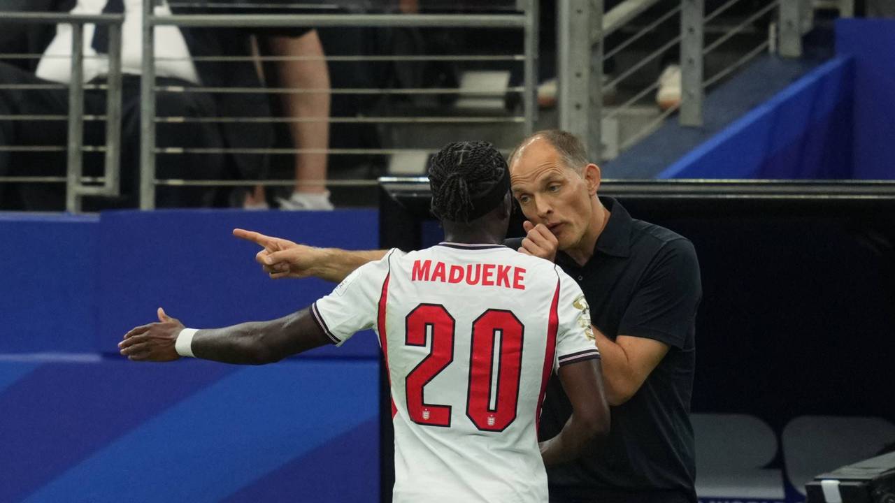 Noni Madueke im Gespräch mit Thomas Tuchel.