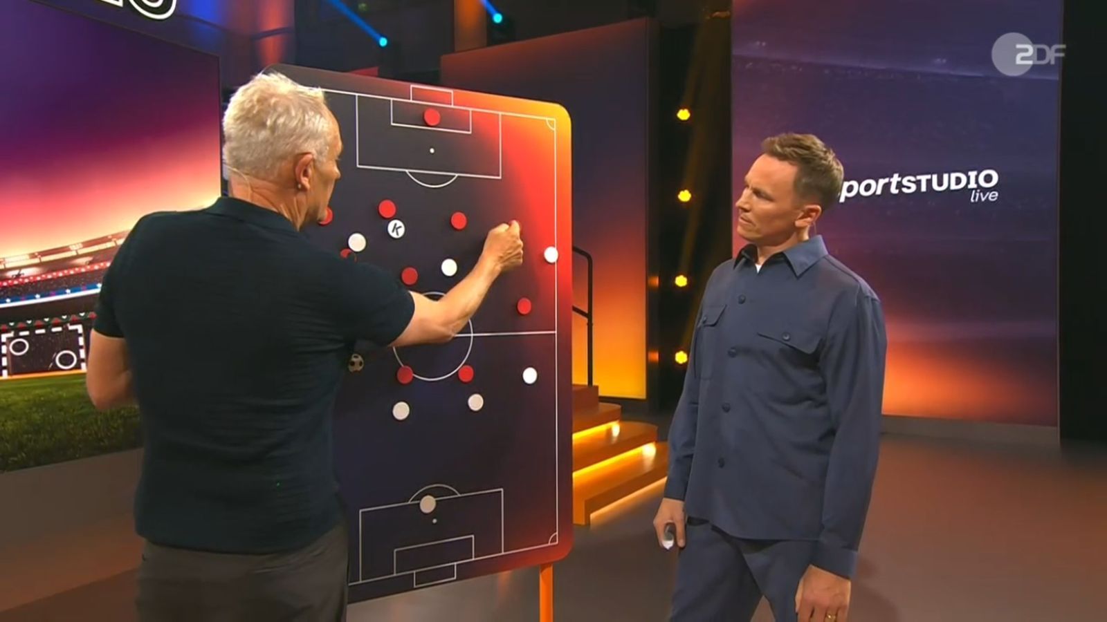Christian Streich (links) erklärt Jochen Breyer an der Taktiktafel Harry Kanes Lauffwege. (Bild: ZDF)