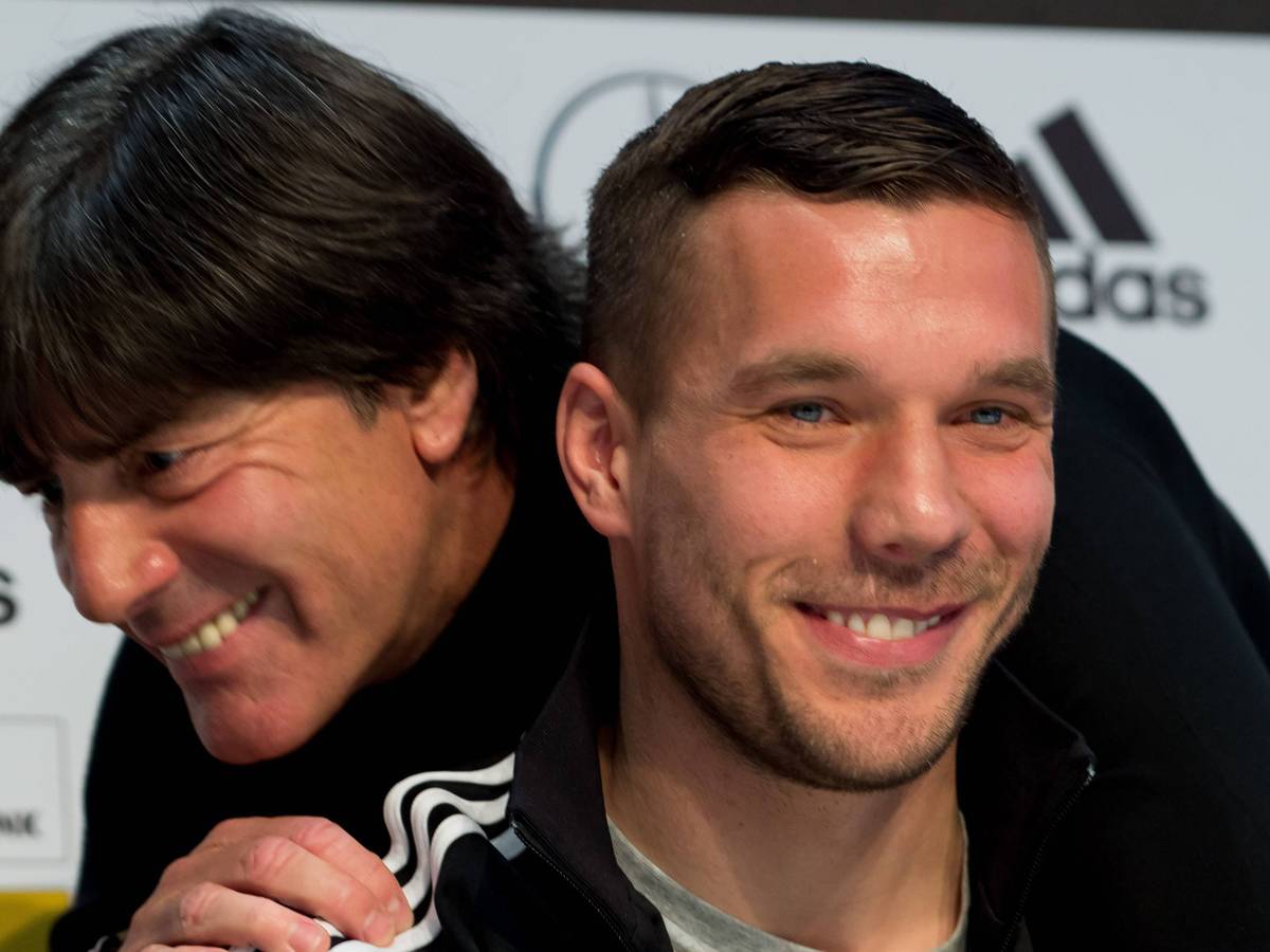 Ex-Bundestrainer Joachim Löw und Lukas Podolski.