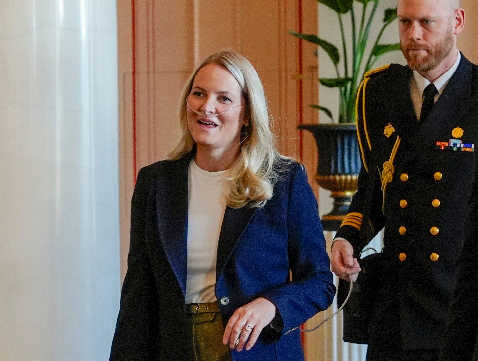 Das Atmen fiel ihr zuletzt schwer. Die norwegische Kronprinzessin Mette-Marit (52) musste ein Sauerstoffgerät tragen. Die sogenannte Nasenbrille führte dabei der Kronprinzessin Sauerstoff zu.