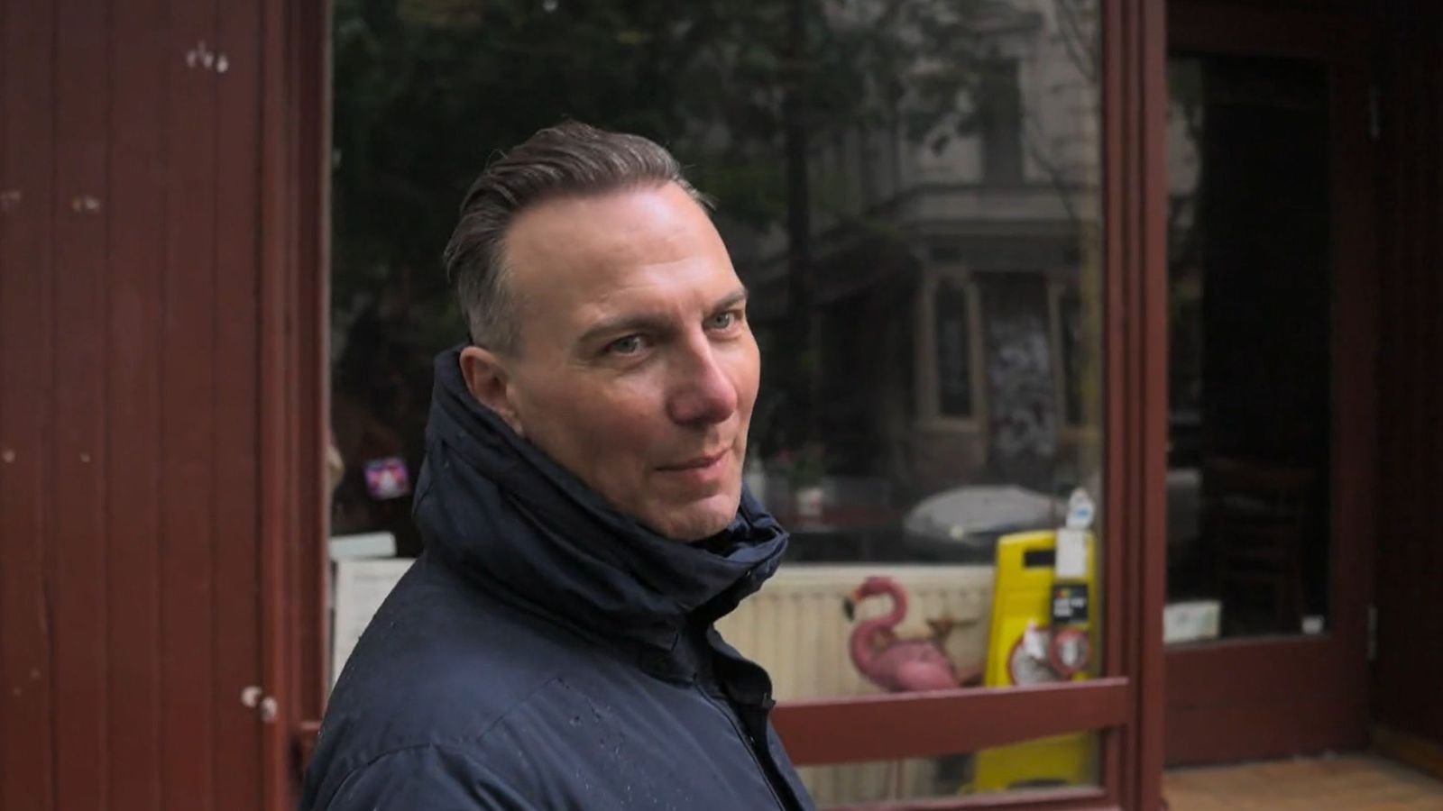 In diesem Laden gab es damals eine Curry-Wurst-Bude. Tim Raue erinnert sich gut an die Pommes. Sie seien nicht lecker gewesen, „aber warm im Magen“, so der Sternekoch. (Bild: WDR)