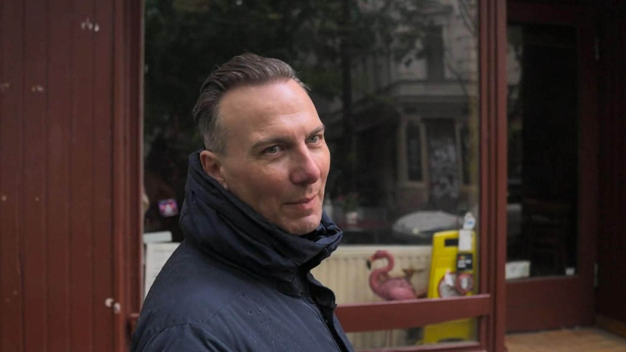 In diesem Laden gab es damals eine Curry-Wurst-Bude. Tim Raue erinnert sich gut an die Pommes. Sie seien nicht lecker gewesen, „aber warm im Magen“, so der Sternekoch. (Bild: WDR)