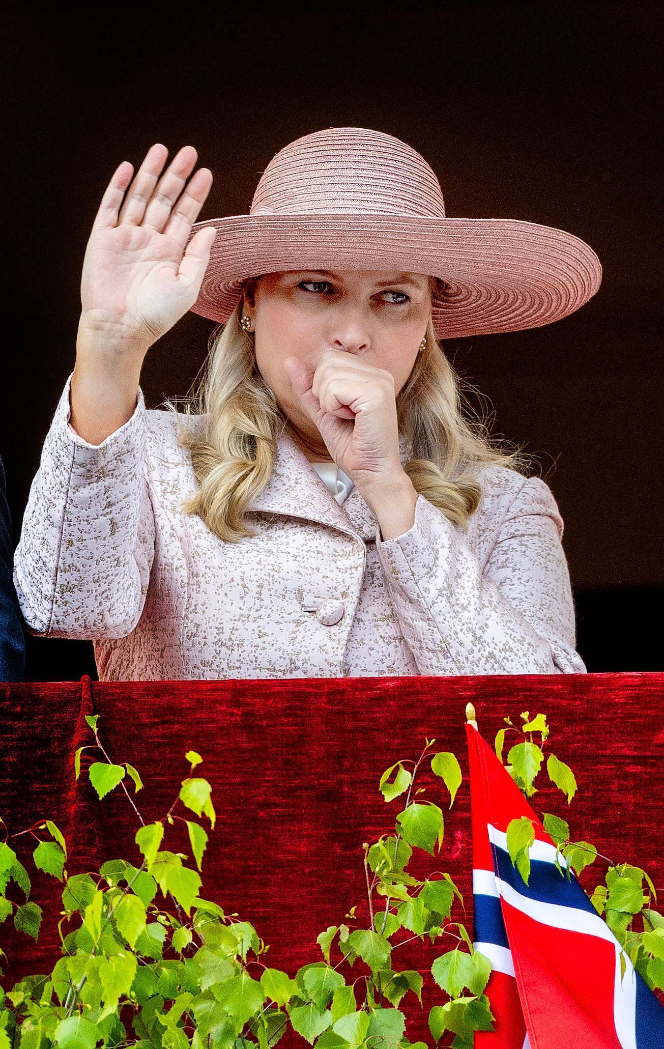 Mette-Marit von Norwegen hustet und winkt.