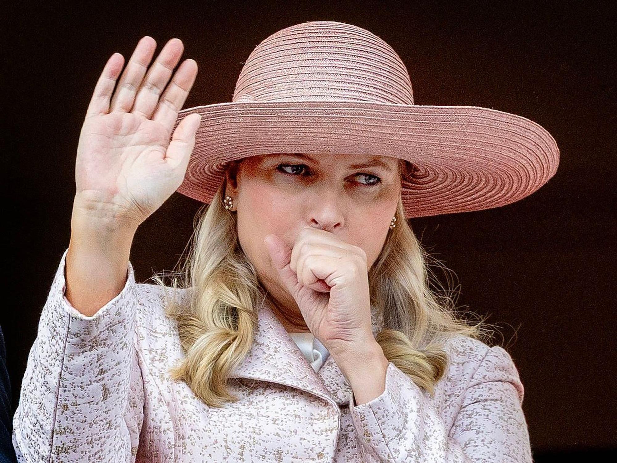 Mette-Marit von Norwegen hustet und winkt.