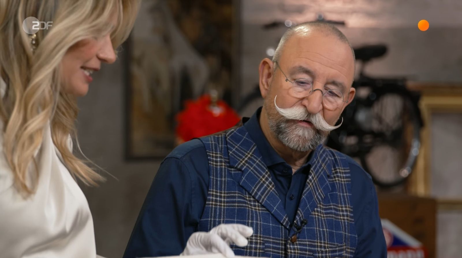 Dr. Bianca Berding überraschte Horst Lichter mit einer Bemerkung über Kunstfälscher. (Bild: ZDF)