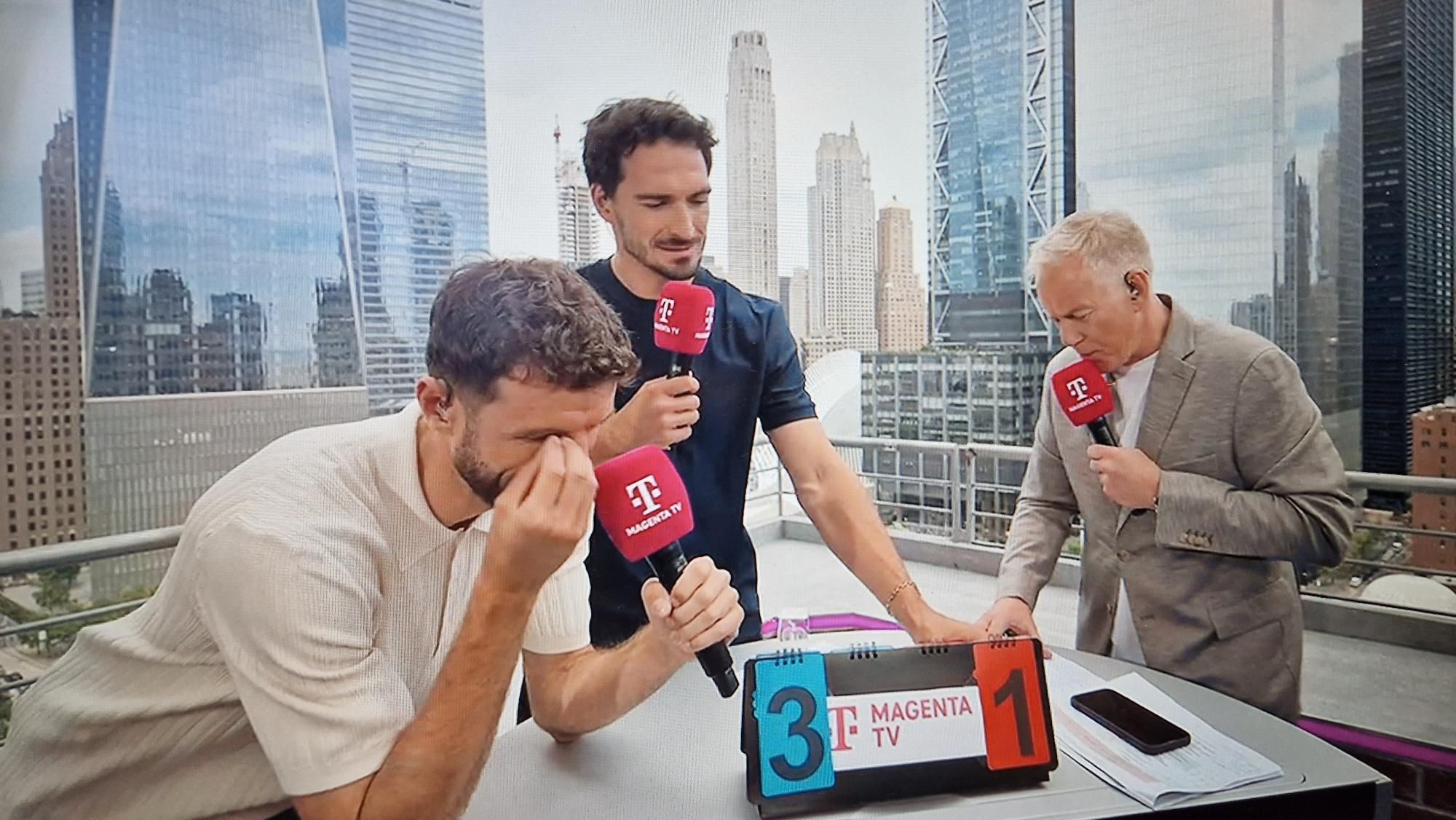 Thomas Müller, Mats Hummels und Johannes B. Kerner im MagentaTV-Studio während der WM 2026 mitten in New York.