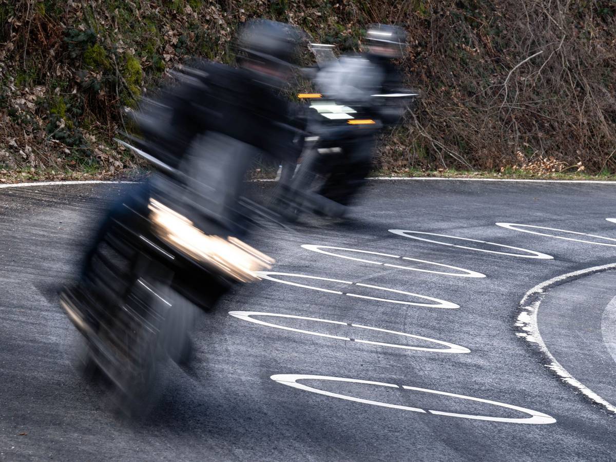 Motorradfahrer durchfahren die mit Ellipsen markierte Kurve des Verkehrsversuches bei der Eröffnung der Motorradsaison.