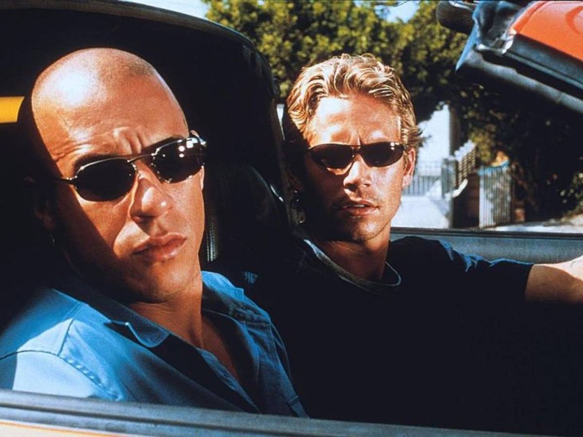 Mit „The Fast and the Furious“ startete vor 25 eine der erfolgereichsten Actionreihen des Kinos. Einen wichtigen Anteil am Erfolg hatte neben Hauptdarsteller Vin Diesel (links) auch Paul Walker, der dem Auftaktfilm einen ersten kreativen Anstoß gab. (Bild: Universal Pictures)