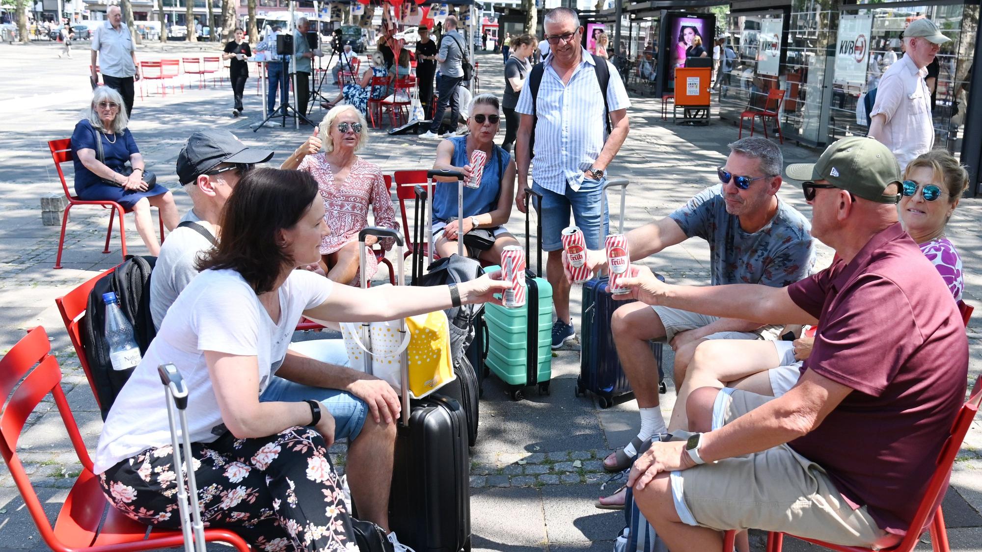 Start der Kölner Aktion zu „1000 Stühle, 1000 Bäume“ auf dem Neumarkt.