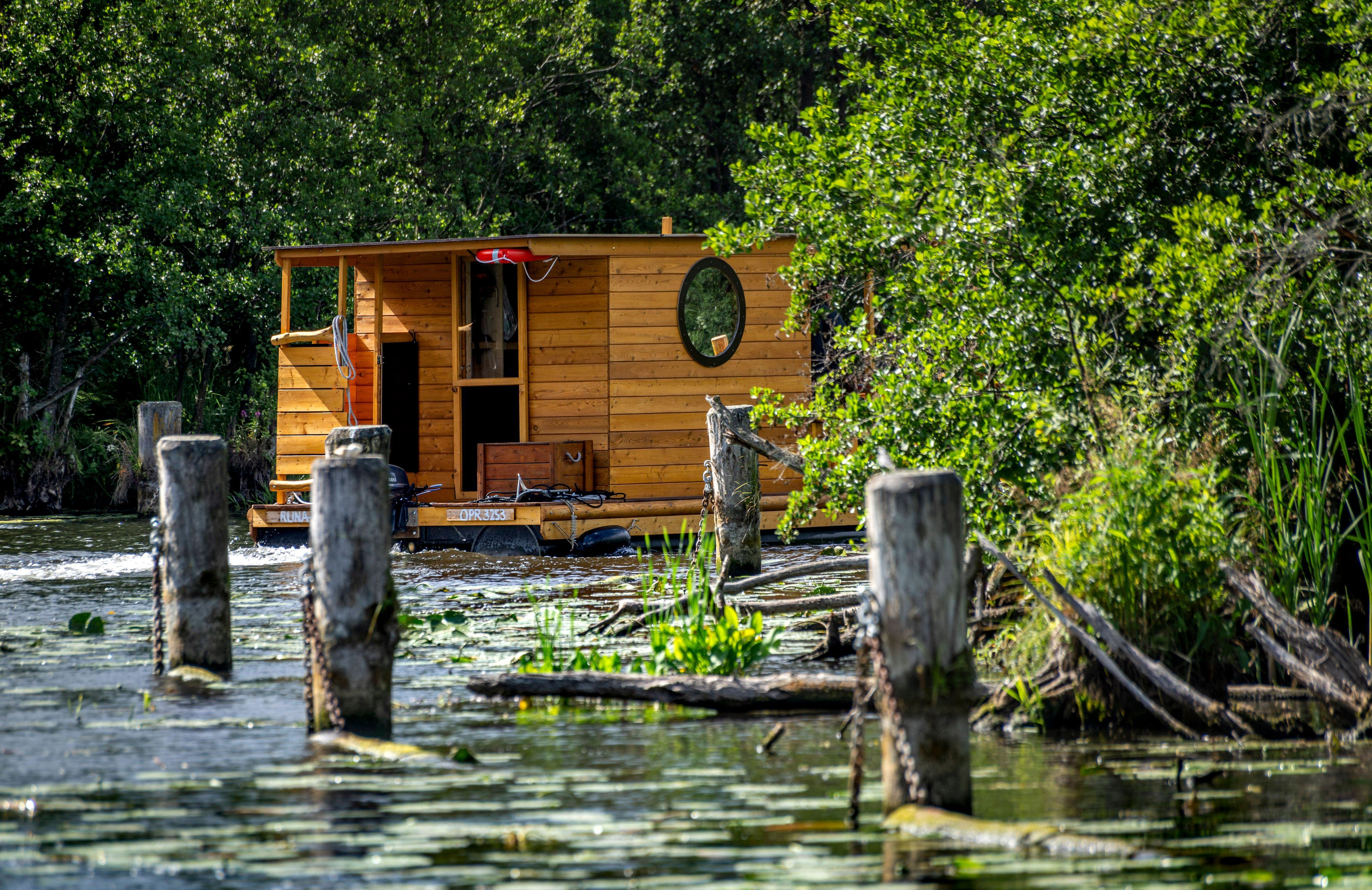 Ein Hausboot auf einem kleinen See.