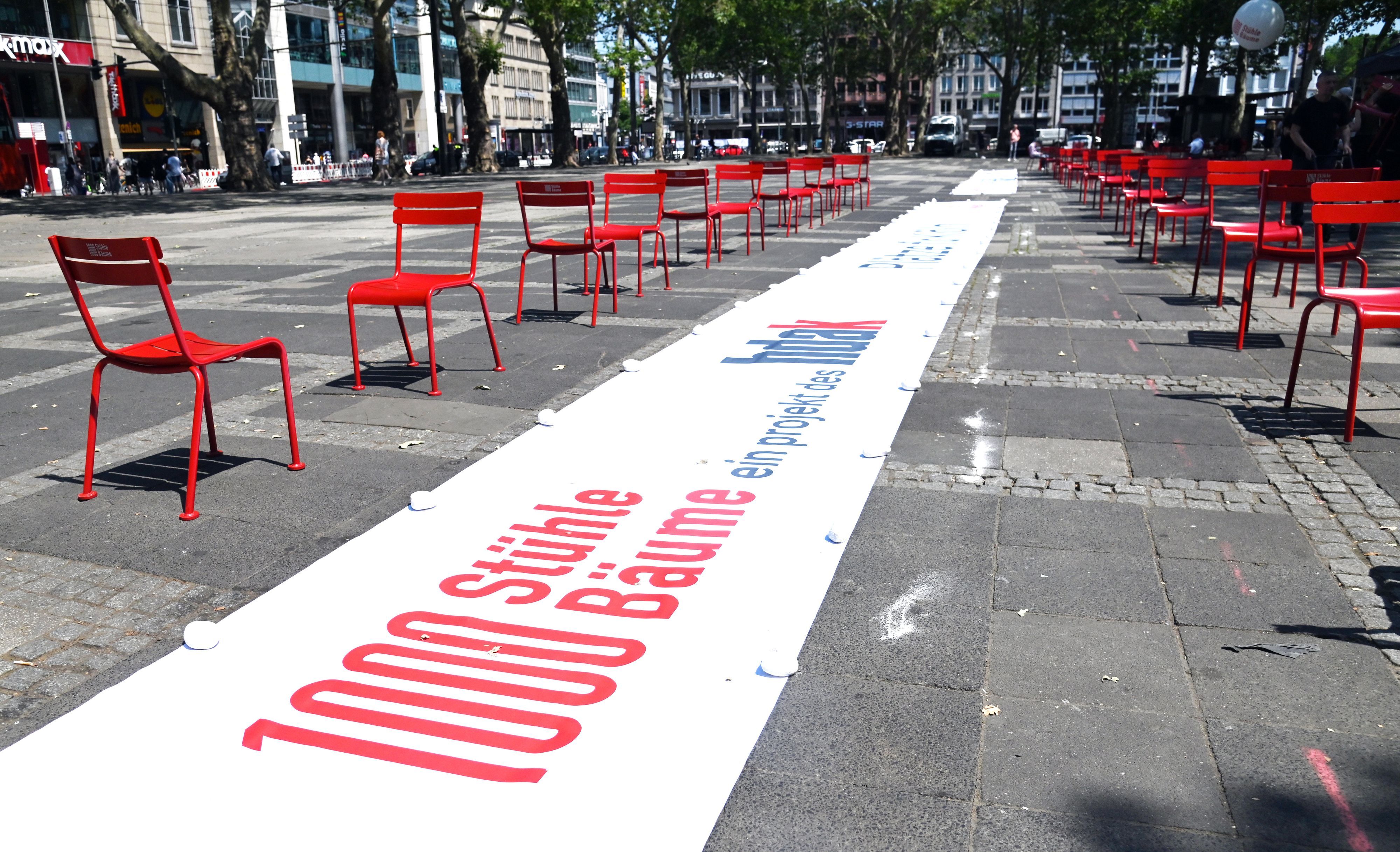 Start der Kölner Aktion zu „1000 Stühle, 1000 Bäume“ auf dem Neumarkt.