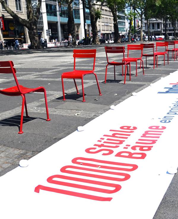 Start der Kölner Aktion zu „1000 Stühle, 1000 Bäume“ auf dem Neumarkt.