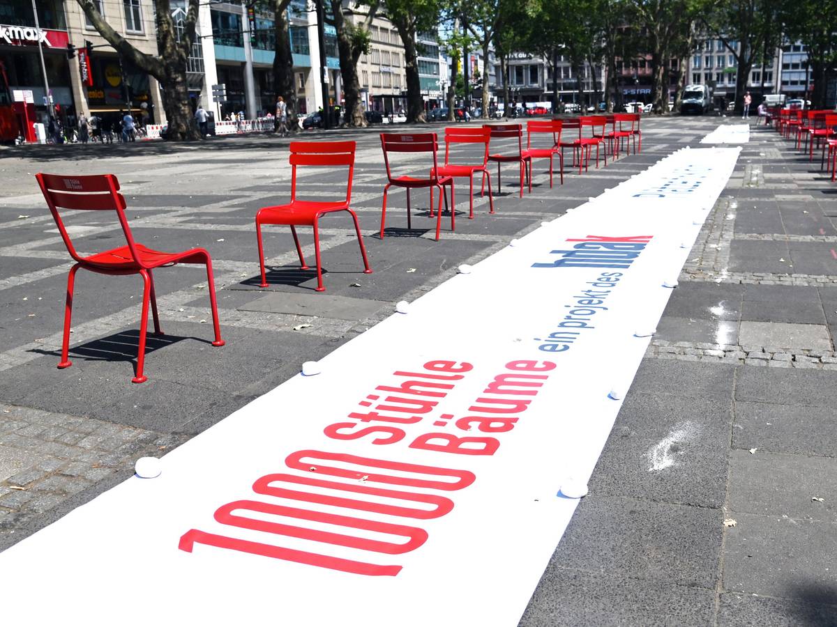 Start der Kölner Aktion zu „1000 Stühle, 1000 Bäume“ auf dem Neumarkt.