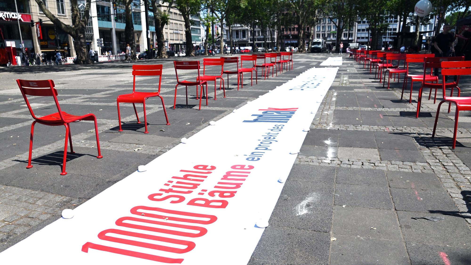 Start der Kölner Aktion zu „1000 Stühle, 1000 Bäume“ auf dem Neumarkt.