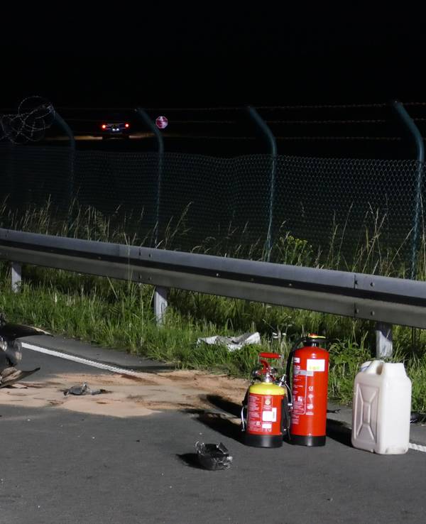 Trümmer des Motorrads liegen auf der Fahrbahn.