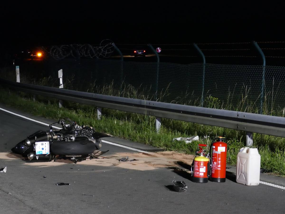 Trümmer des Motorrads liegen auf der Fahrbahn.