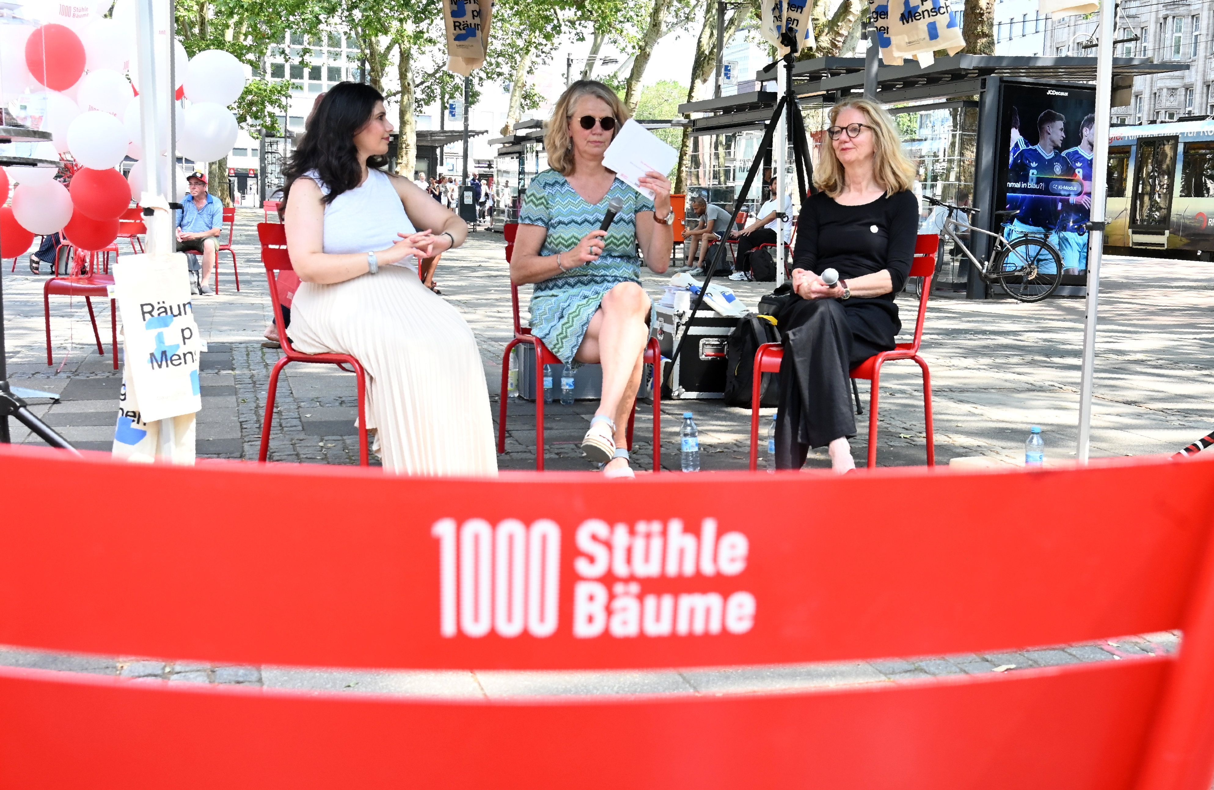 Start der Kölner Aktion zu „1000 Stühle, 1000 Bäume“ mit Derya Karadag, Elke Tonscheidt, Dörte Gatermann.