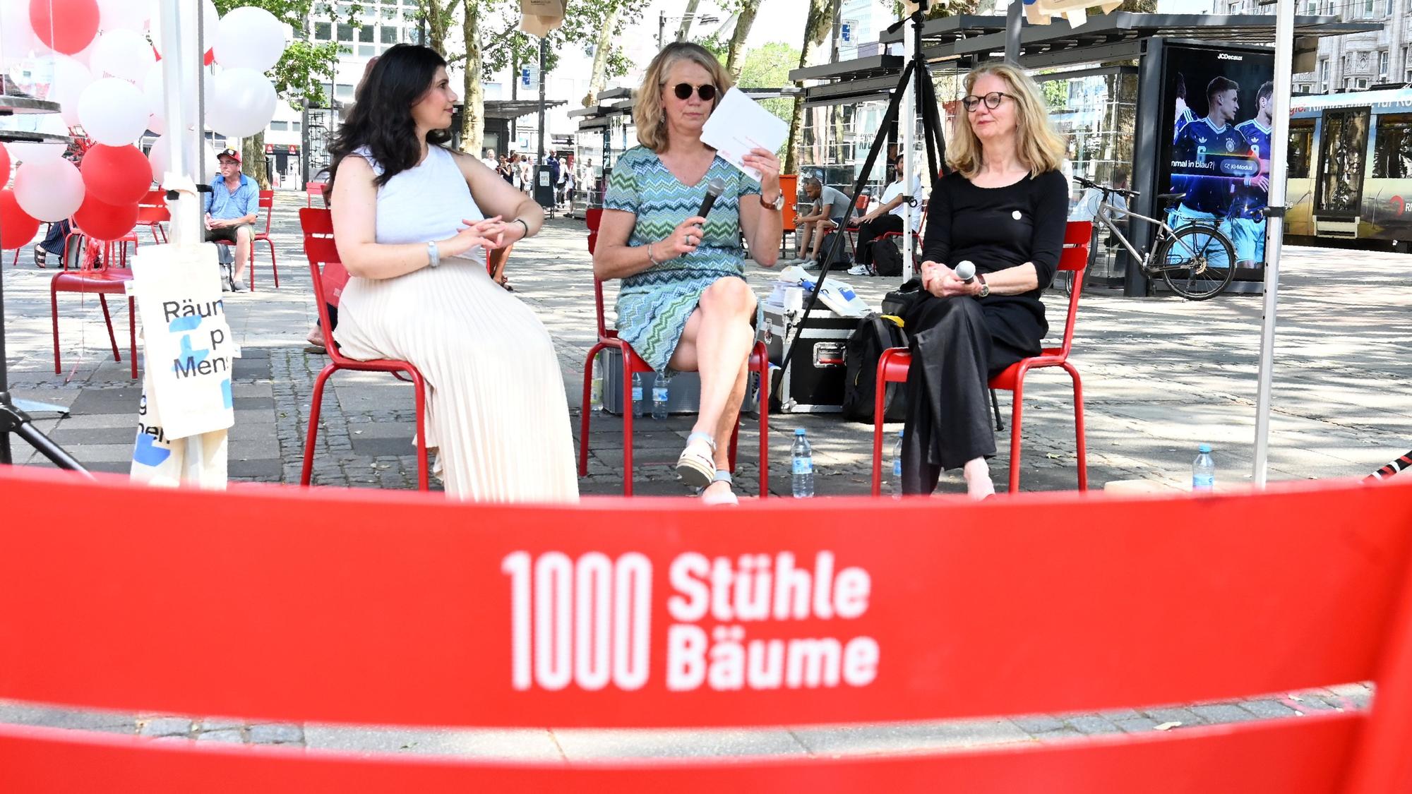 Start der Kölner Aktion zu „1000 Stühle, 1000 Bäume“ mit Derya Karadag, Elke Tonscheidt, Dörte Gatermann.