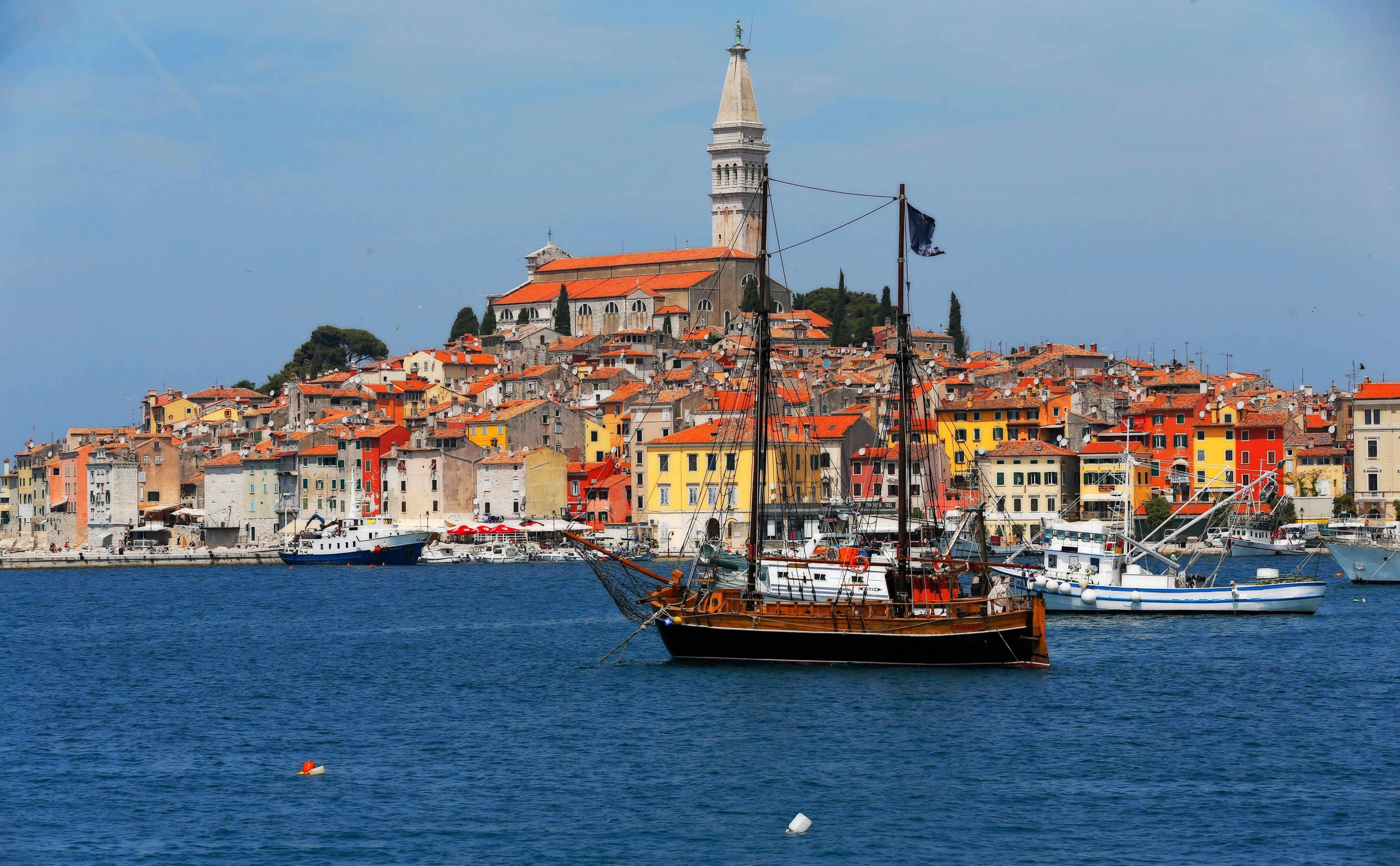 Eine Stadt auf einer Insel im Meer mit einem hohen Kirchturm.