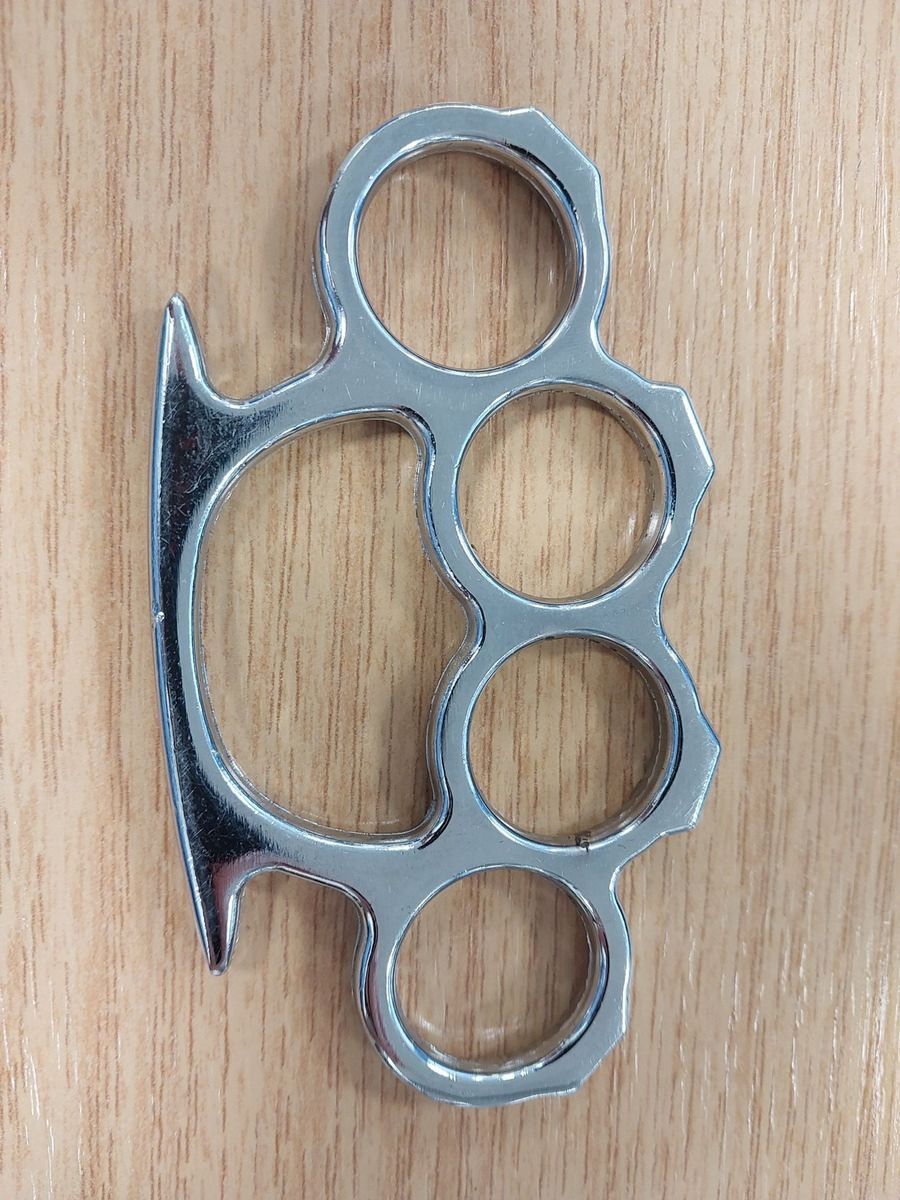 Ein Schlagring wurde bei der Sicherheitskontrolle am Flughafen Köln/Bonn gefunden und sichergestellt.