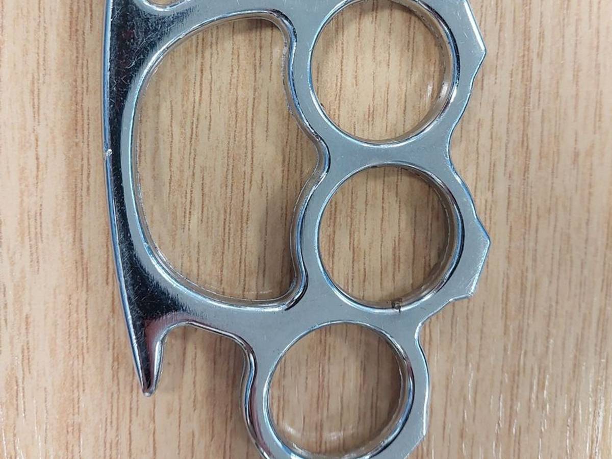 Ein Schlagring wurde bei der Sicherheitskontrolle am Flughafen Köln/Bonn gefunden und sichergestellt.