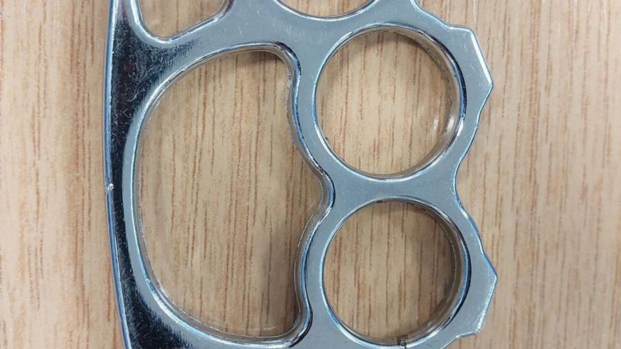 Ein Schlagring wurde bei der Sicherheitskontrolle am Flughafen Köln/Bonn gefunden und sichergestellt.