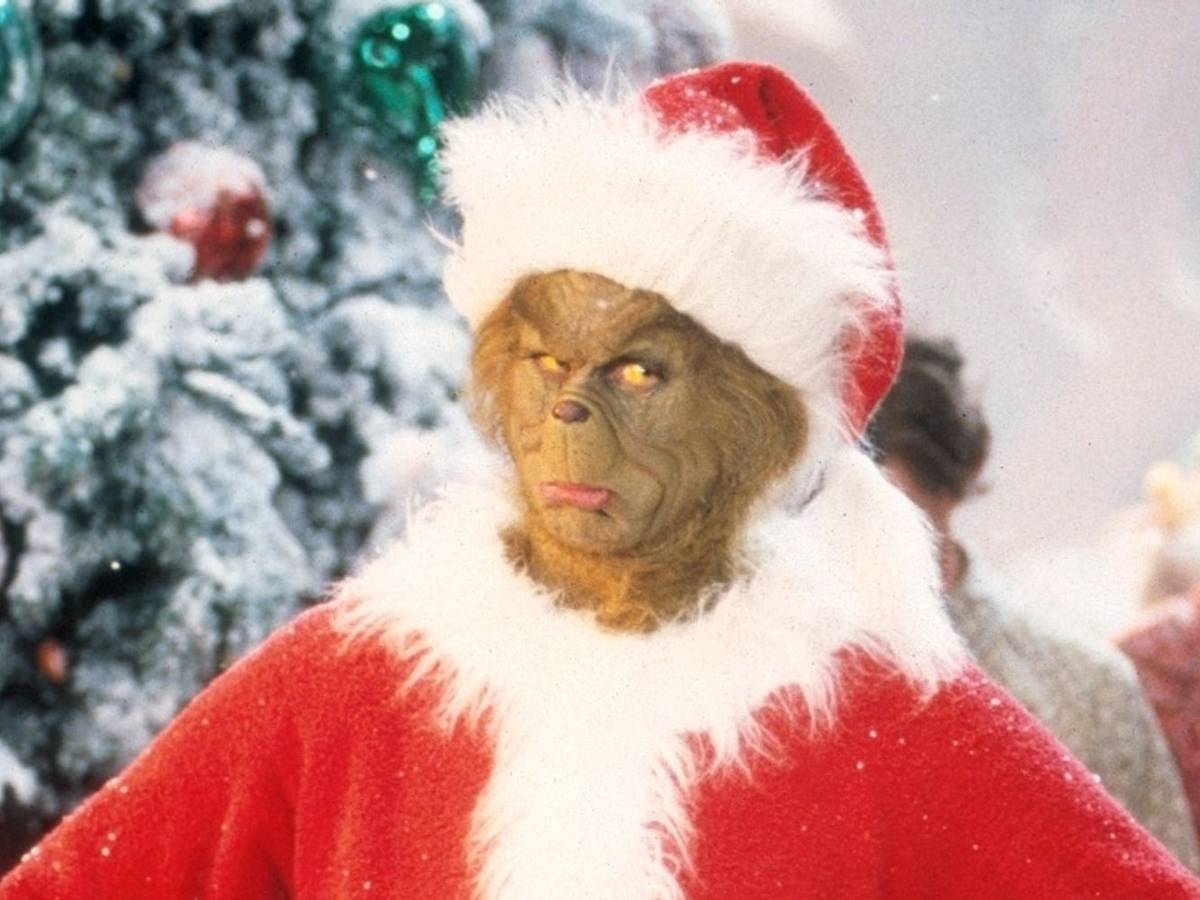 In der Weihnachtskomödie „Der Grinch“ (2000) war Jim Carrey in der Titelrolle kaum wiederzuerkennen. Nun soll der Hollywood-Star erneut in die Maske der übelgelaunten grünen Kreatur schlüpfen. (Bild: Universal)
