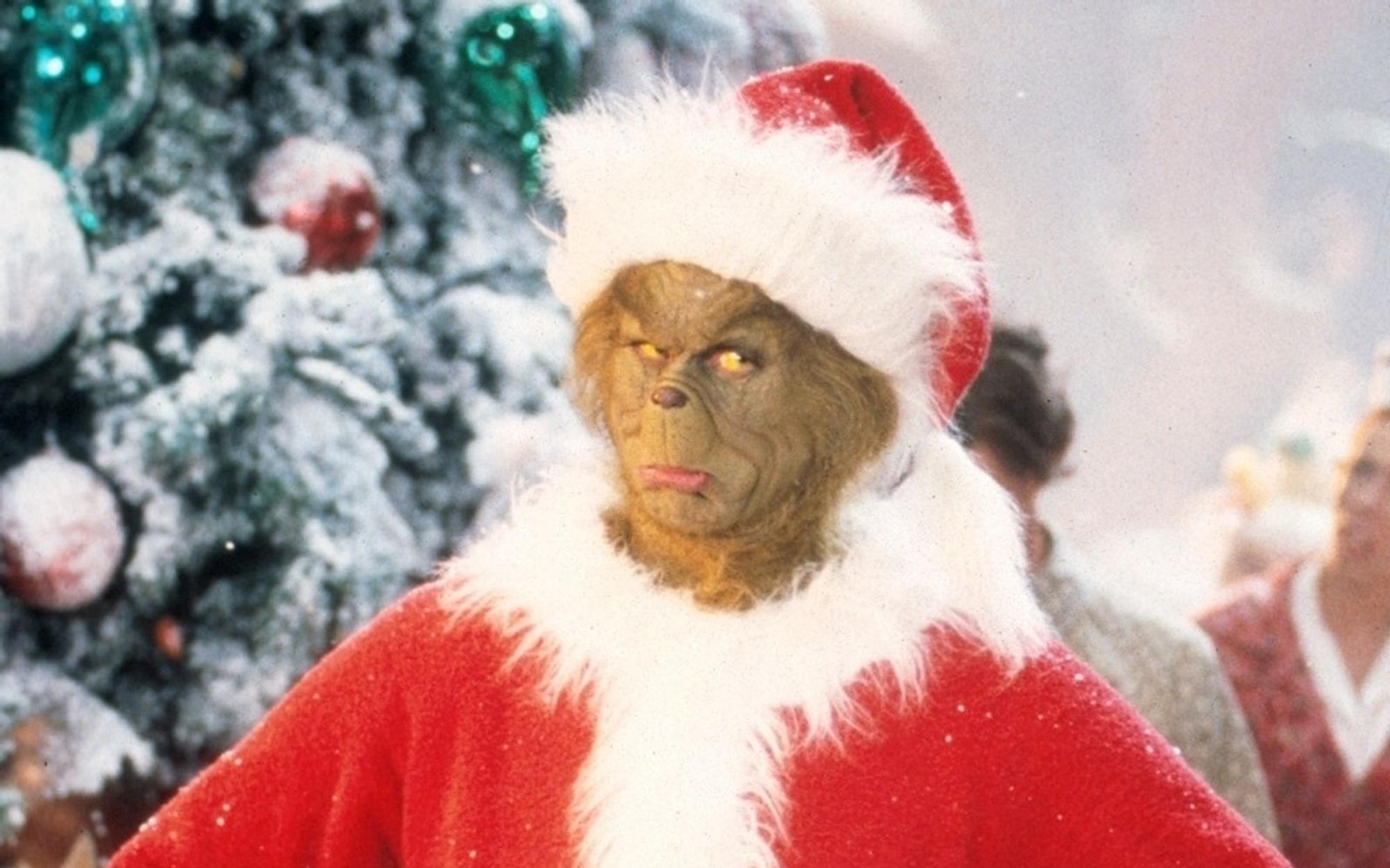 In der Weihnachtskomödie „Der Grinch“ (2000) war Jim Carrey in der Titelrolle kaum wiederzuerkennen. Nun soll der Hollywood-Star erneut in die Maske der übelgelaunten grünen Kreatur schlüpfen. (Bild: Universal)