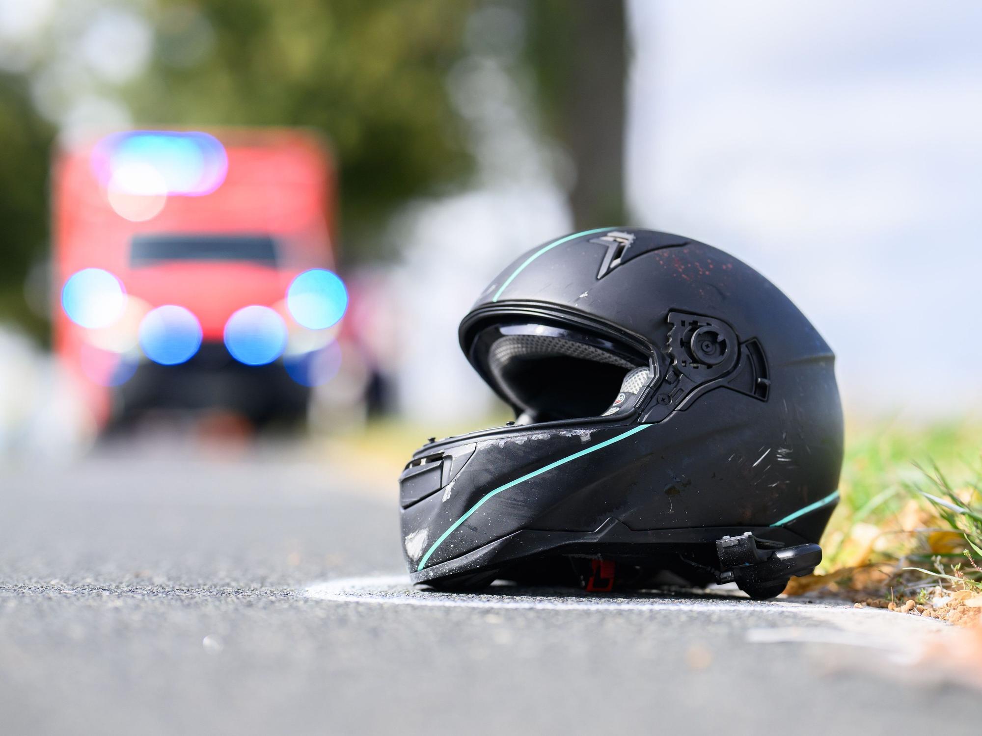Der Helm eines Motorradfahrers liegt nach einem Unfall auf der Straße.
